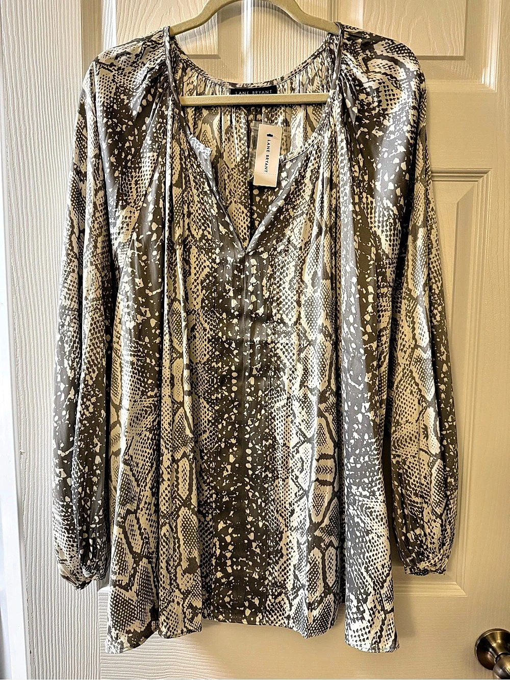 Lane Bryant Snakeskin Print Blouse gray White 26/28 NWT